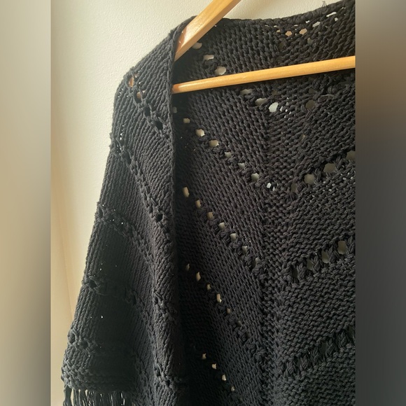 Black knit shawl with fringe - Picture 2 of 4